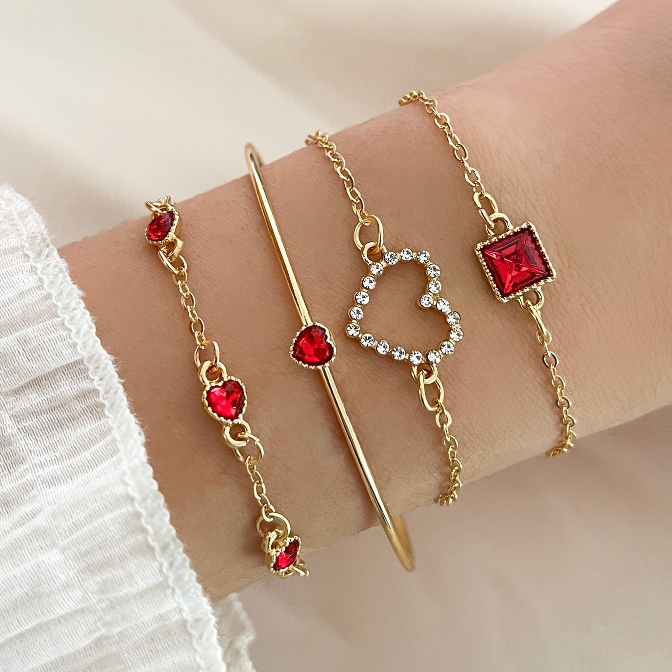 Conjunto de 4 pulseiras de liga metálica com strass, minimalistas, em formato de coração e quadradas, estilo retrô, elegantes e versáteis.