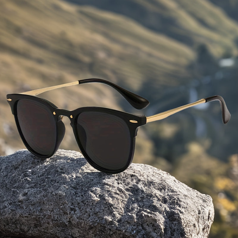 Óculos redondos modernos com armação pequena e detalhes metálicos