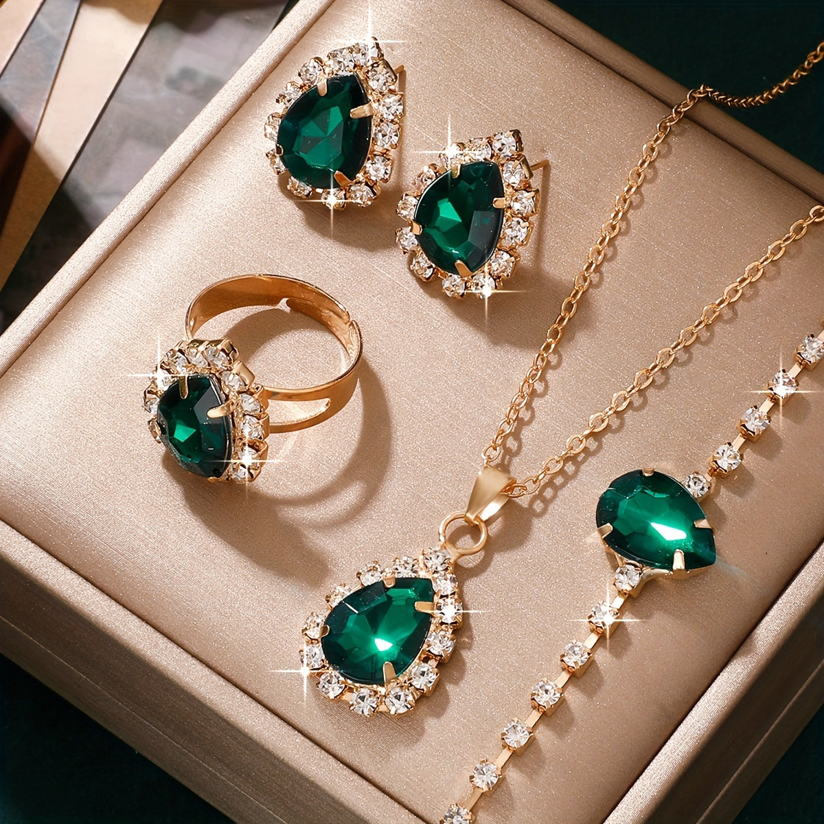 Conjunto de 5 peças de joias elegantes com strass verdes, Colar, brincos, pulseira e anel combinando com strass brilhantes