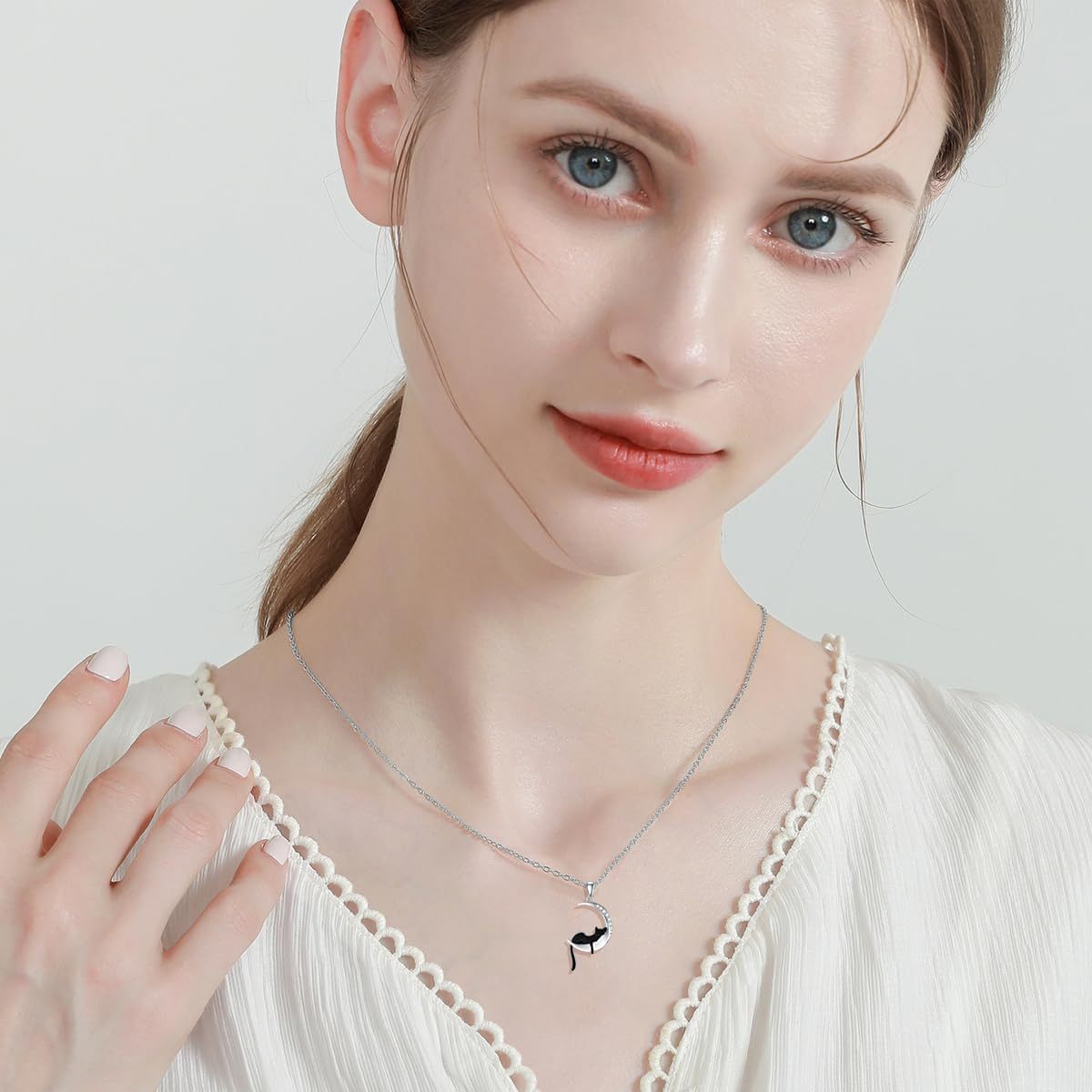 Colar com pingente de gato preto e lua crescente em estilo vintage, feito de liga metálica