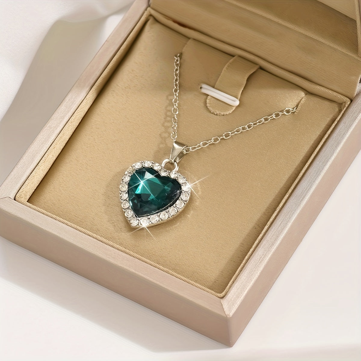 Colar com pingente de pedra de nascimento em formato de coração, com pedras sintéticas azuis e pingente brilhante. Corrente cintilante