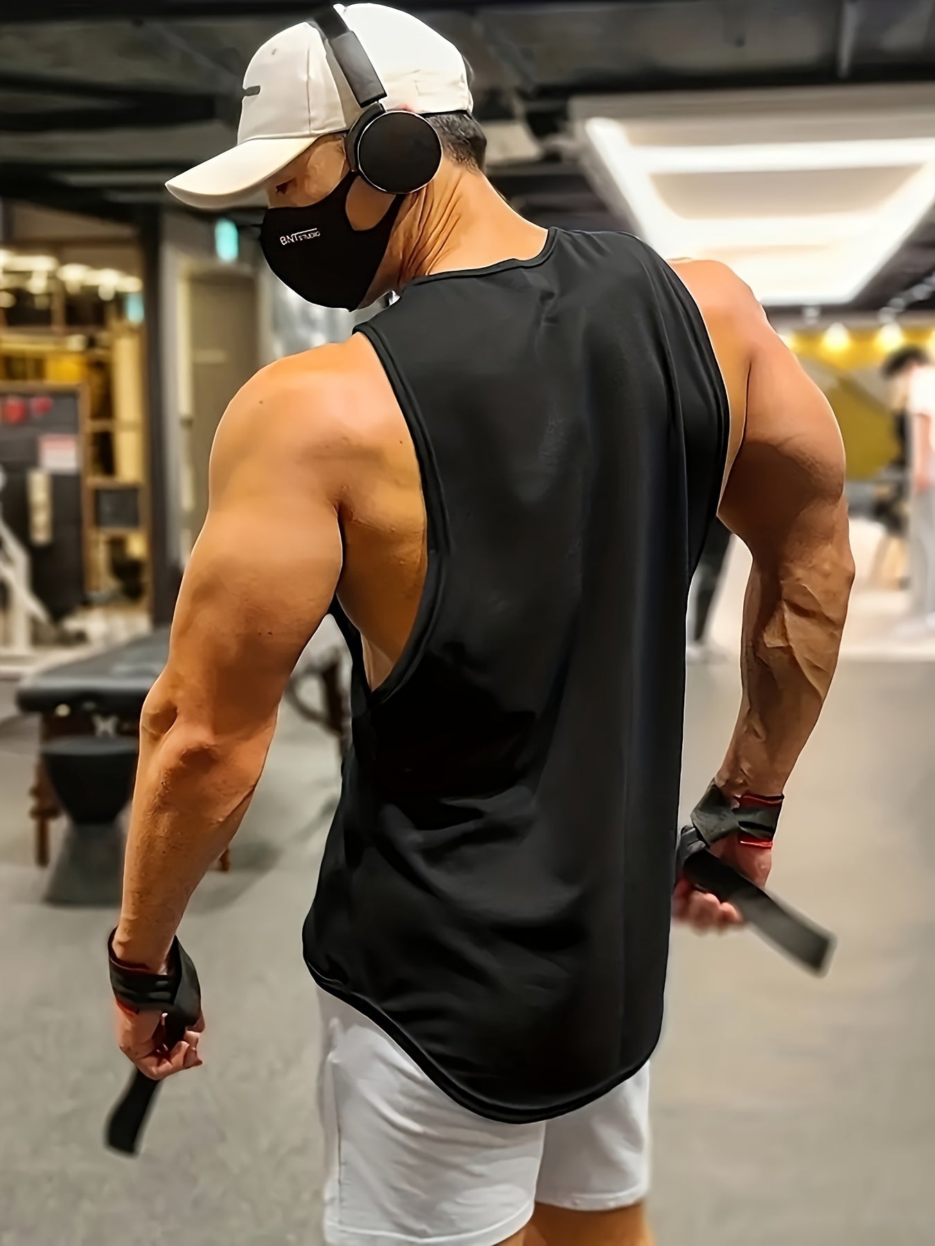 Camiseta regata masculina lisa, de secagem rápida, levemente elástica, com gola redonda e sem mangas. Ideal para academia, treinos e exercícios físicos.