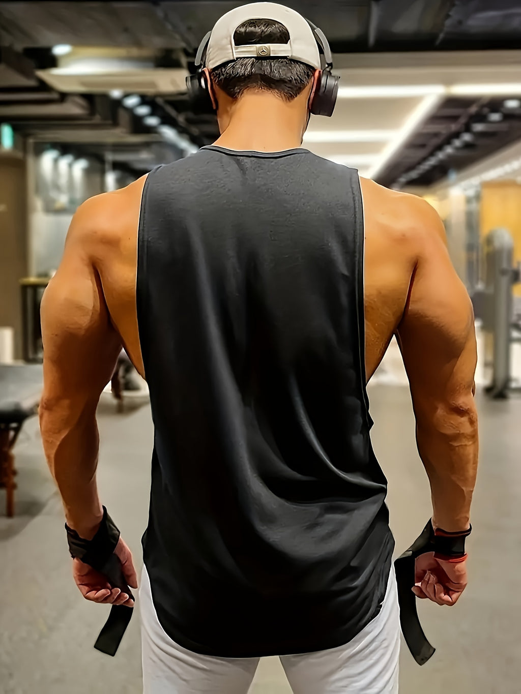 Camiseta regata masculina lisa, de secagem rápida, levemente elástica, com gola redonda e sem mangas. Ideal para academia, treinos e exercícios físicos.