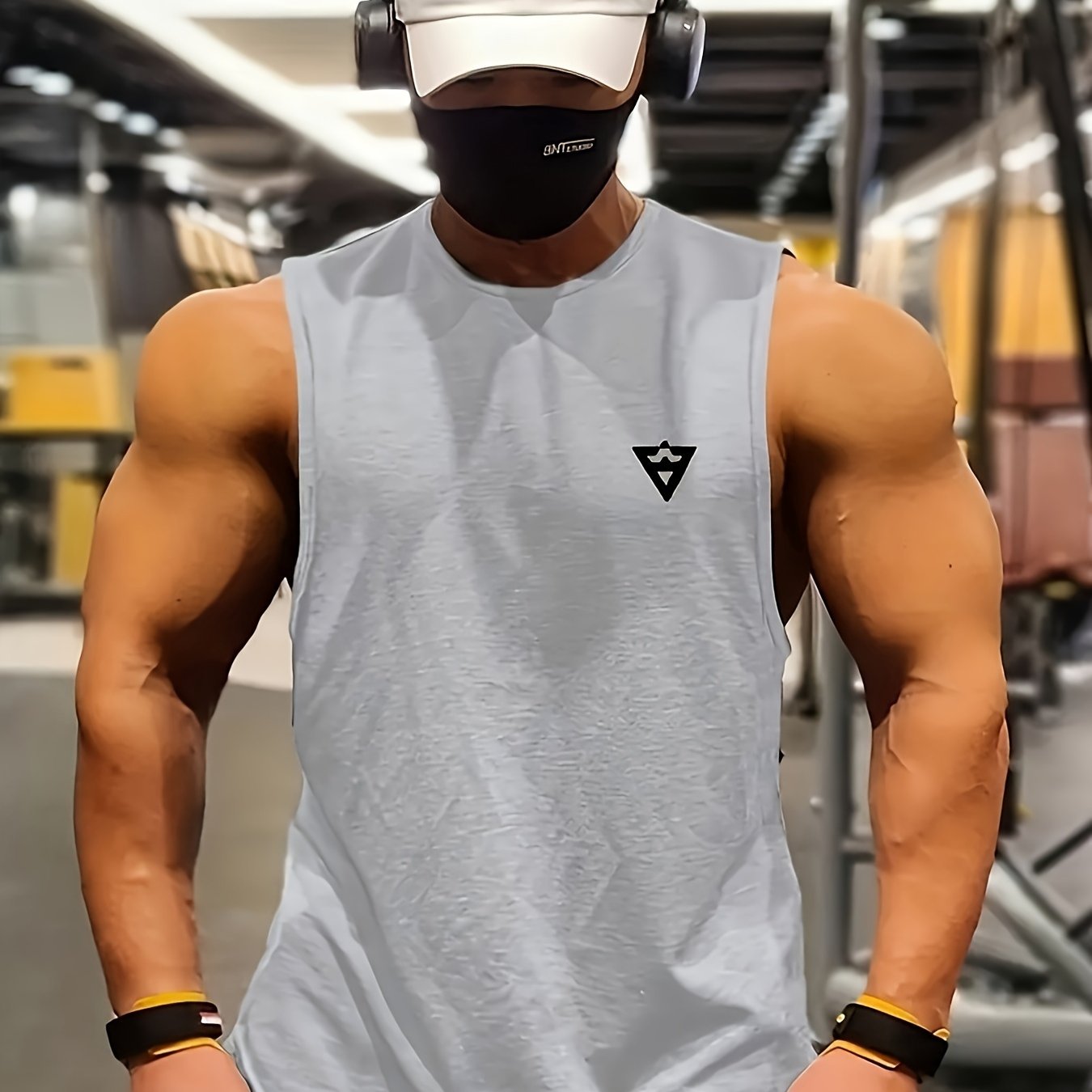 Camiseta regata masculina lisa, de secagem rápida, levemente elástica, com gola redonda e sem mangas. Ideal para academia, treinos e exercícios físicos.