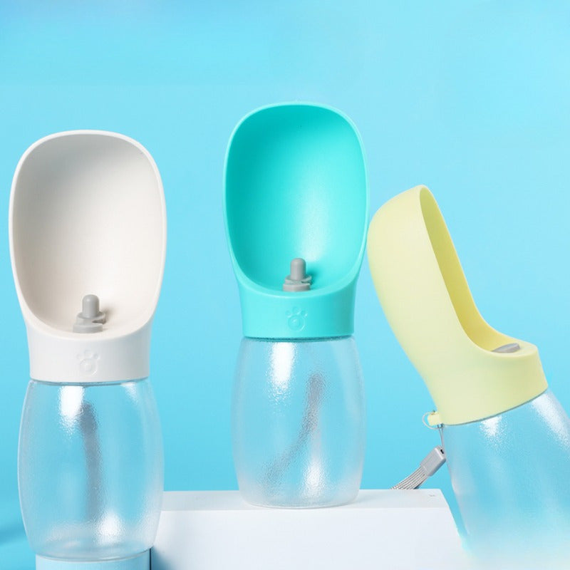Garrafa de água portátil para cães e gatos, ideal para hidratação ao ar livre.