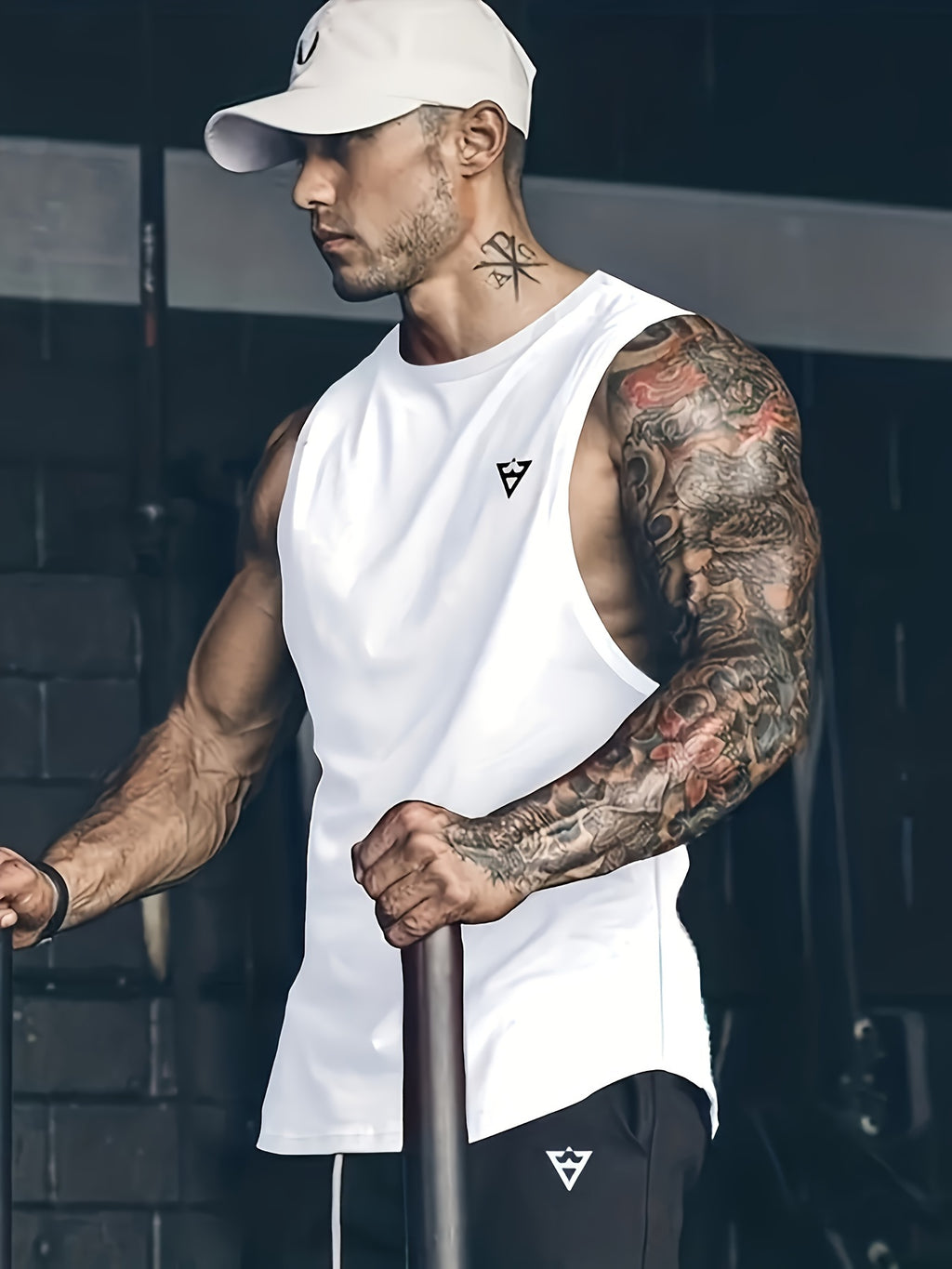 Camiseta regata masculina lisa, de secagem rápida, levemente elástica, com gola redonda e sem mangas. Ideal para academia, treinos e exercícios físicos.