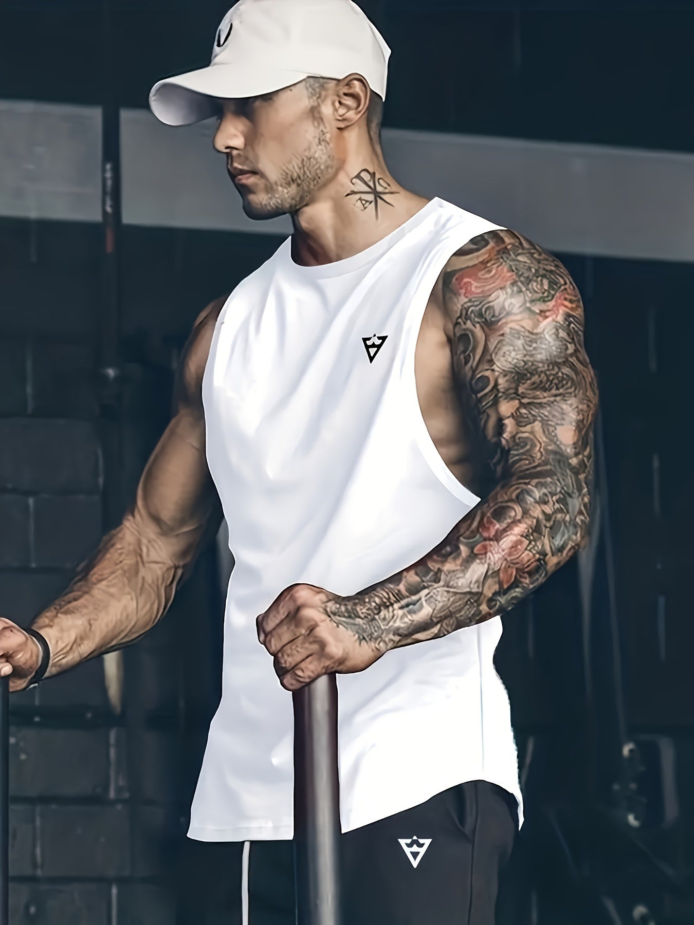 Camiseta regata masculina lisa, de secagem rápida, levemente elástica, com gola redonda e sem mangas. Ideal para academia, treinos e exercícios físicos.