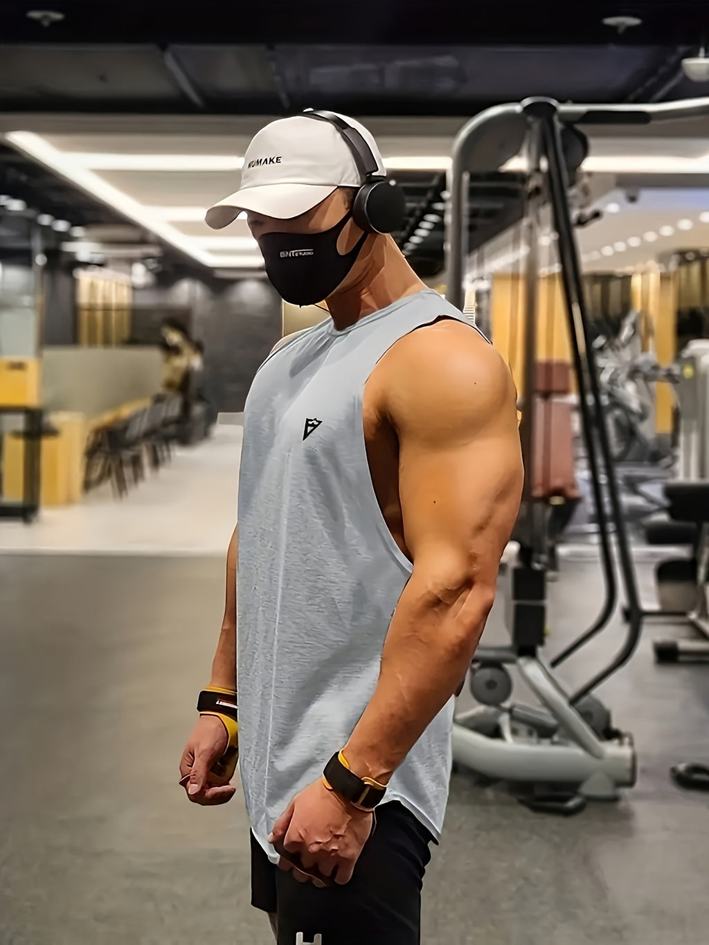 Camiseta regata masculina lisa, de secagem rápida, levemente elástica, com gola redonda e sem mangas. Ideal para academia, treinos e exercícios físicos.