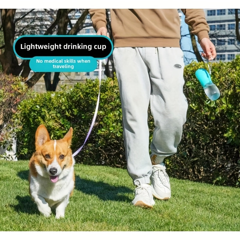 Garrafa de água portátil para cães e gatos, ideal para hidratação ao ar livre.