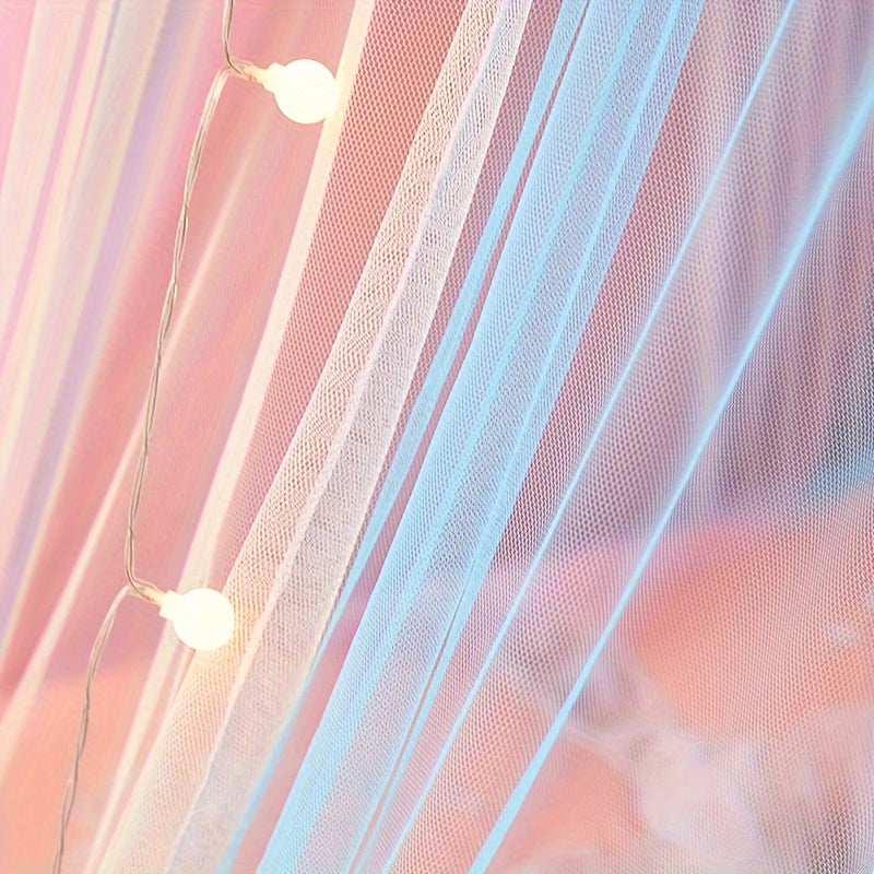 Mosquiteiro suspenso em formato de cúpula com gradiente de arco-íris colorido.