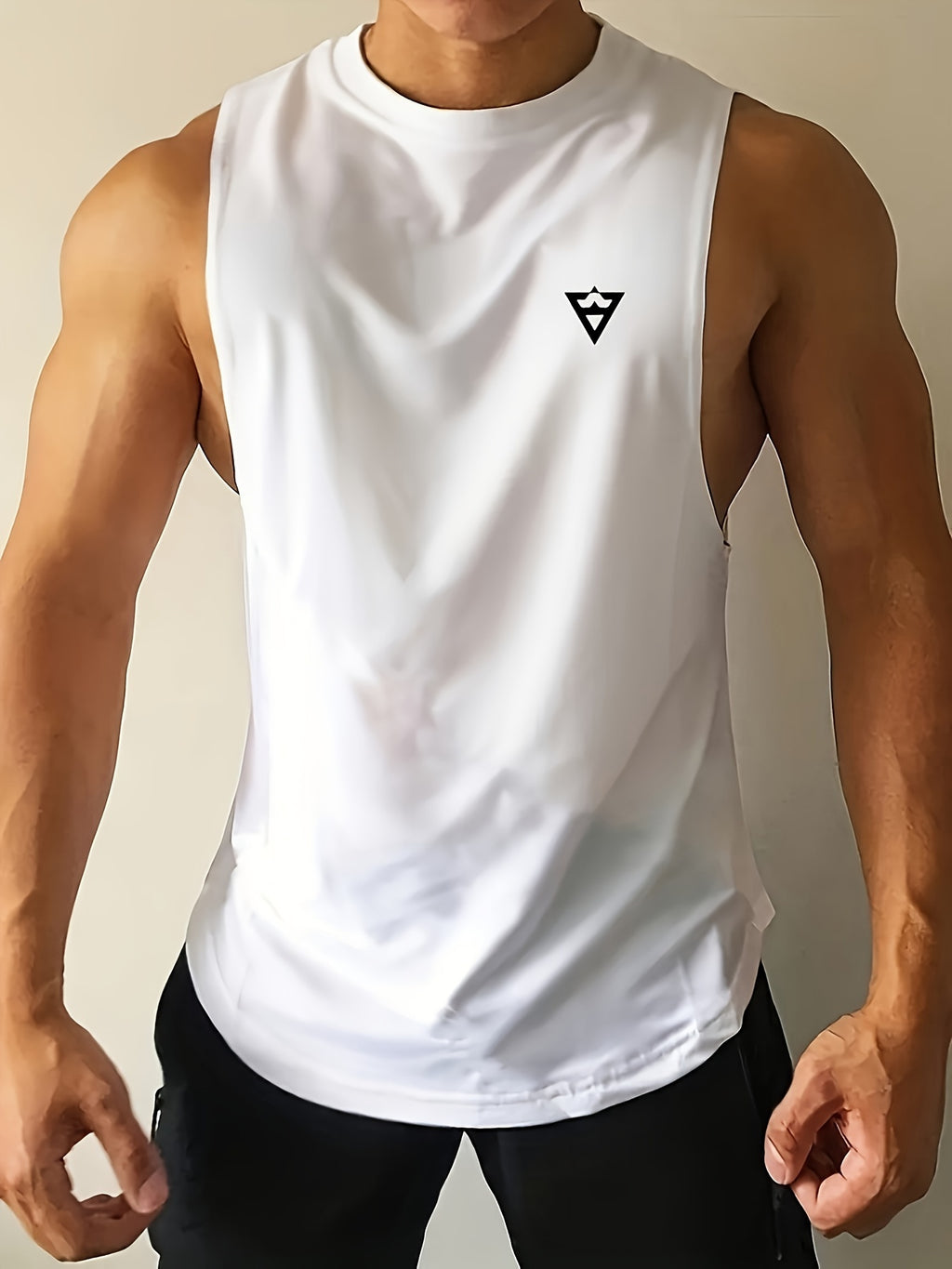 Camiseta regata masculina lisa, de secagem rápida, levemente elástica, com gola redonda e sem mangas. Ideal para academia, treinos e exercícios físicos.