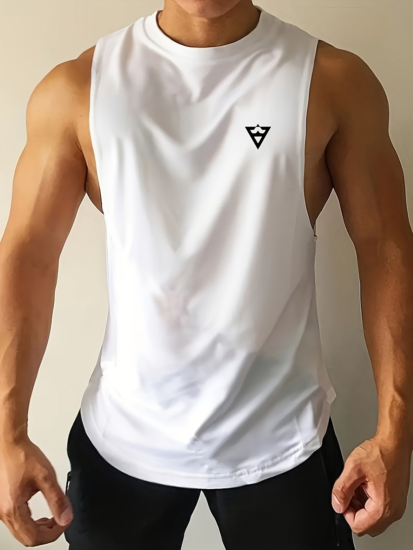 Camiseta regata masculina lisa, de secagem rápida, levemente elástica, com gola redonda e sem mangas. Ideal para academia, treinos e exercícios físicos.