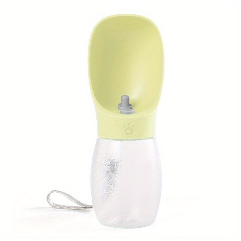 Garrafa de água portátil para cães e gatos, ideal para hidratação ao ar livre.