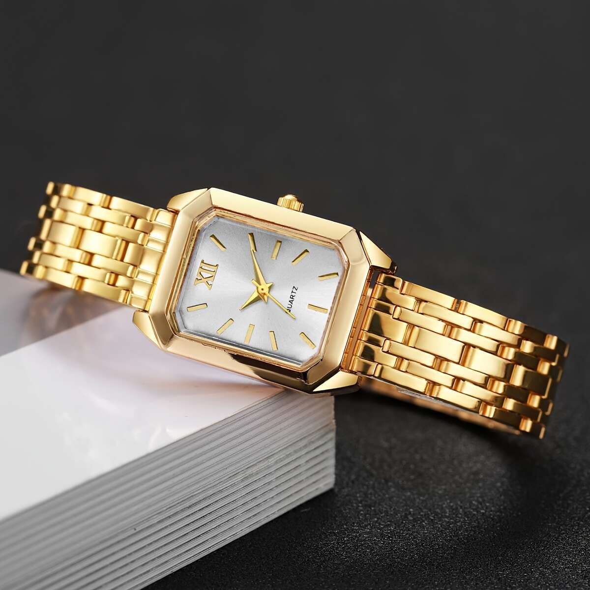 Relógio feminino, com mostrador quadrado requintado e elegante