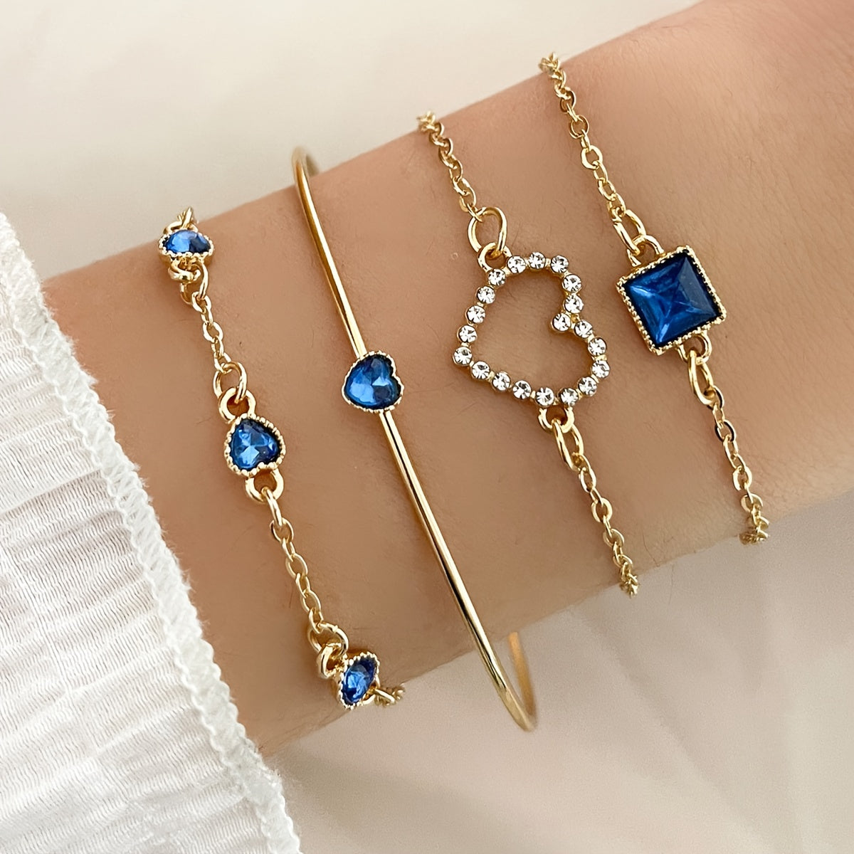Conjunto de 4 pulseiras de liga metálica com strass, minimalistas, em formato de coração e quadradas, estilo retrô, elegantes e versáteis.