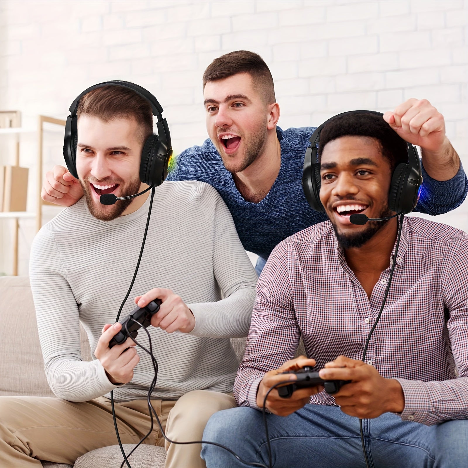 O headset gamer Soulbytes S20 Over-Ear possui um design com fio, controle de volume/mudo, luzes pulsantes em 7 cores e efeitos de som surround. É compatível com celulares, desktops e laptops, e pode ser usado com PS4, PS5 e