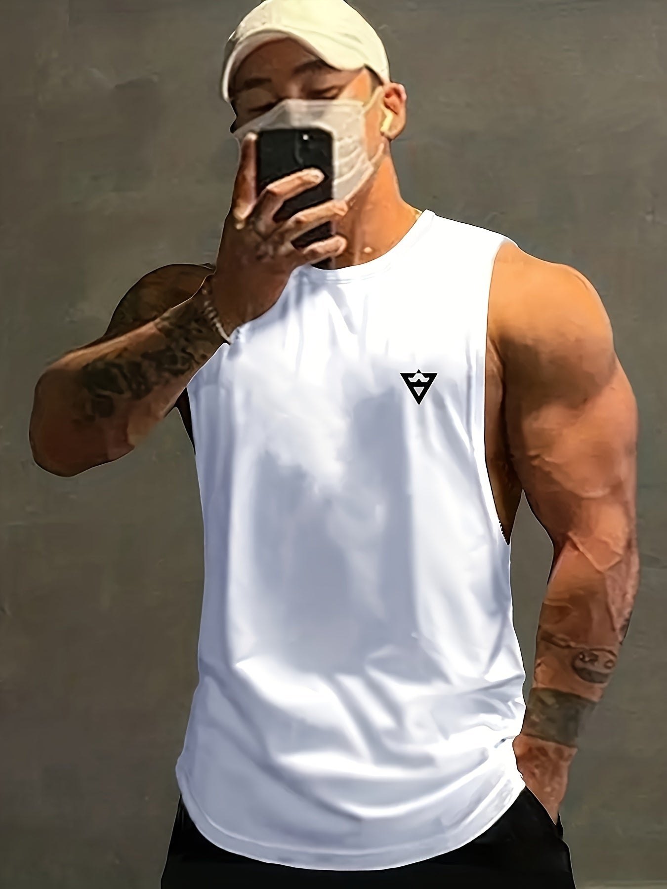 Camiseta regata masculina lisa, de secagem rápida, levemente elástica, com gola redonda e sem mangas. Ideal para academia, treinos e exercícios físicos.