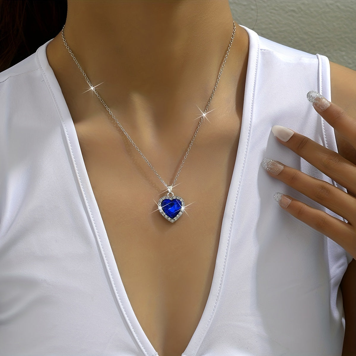 Colar com pingente de pedra de nascimento em formato de coração, com pedras sintéticas azuis e pingente brilhante. Corrente cintilante