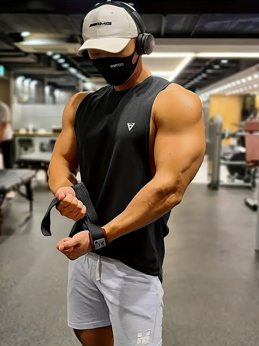 Camiseta regata masculina lisa, de secagem rápida, levemente elástica, com gola redonda e sem mangas. Ideal para academia, treinos e exercícios físicos.